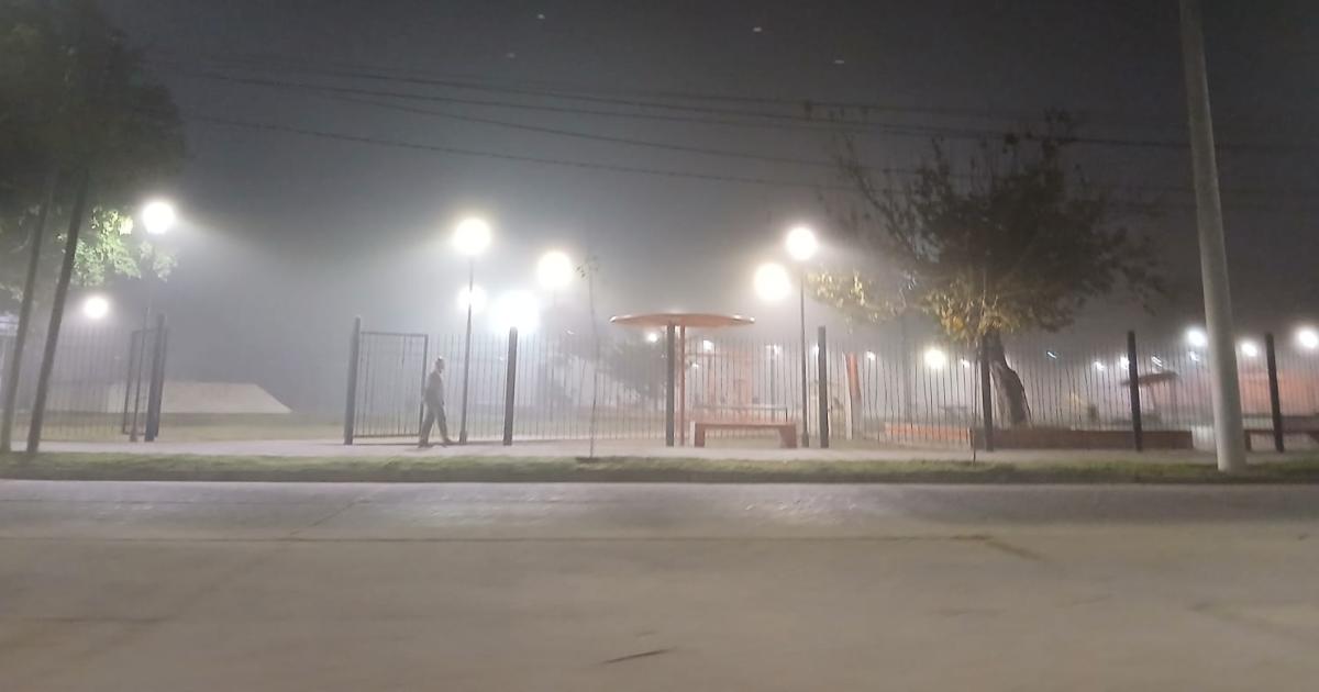 FOTOS  Una densa neblina sorprendioacute a los santiaguentildeos en las primeras horas del diacutea