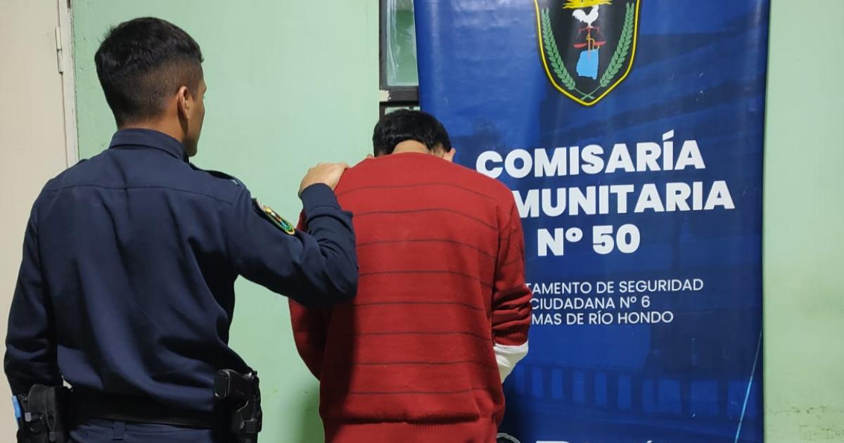 Intentoacute fugarse por un ventiluz quedoacute atrapado y fue detenido