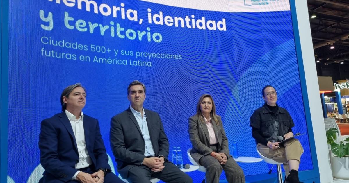 La intendente Fuentes disertoacute en la Feria del Libro sobre ciudades del Quinto Centenario