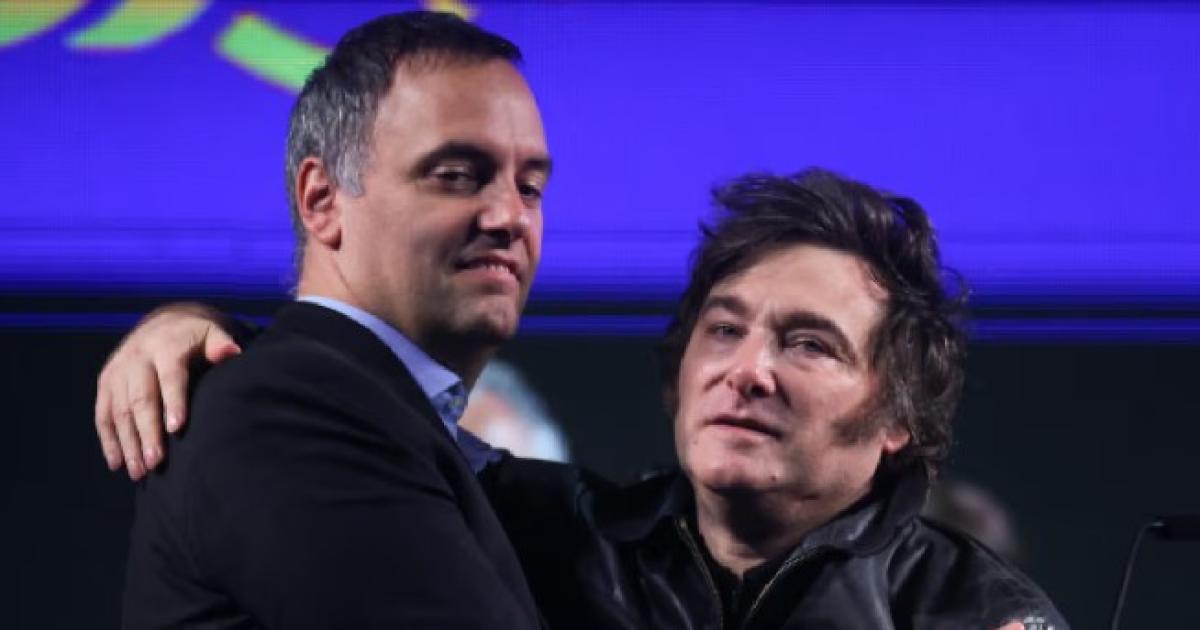Manuel Adorni y Javier Milei (Foto- Reuters  Tomas Cuesta)