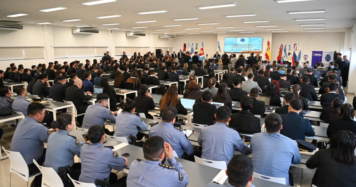 Suaacuterez participoacute de la apertura del primer Encuentro Internacional de Cibercrimen