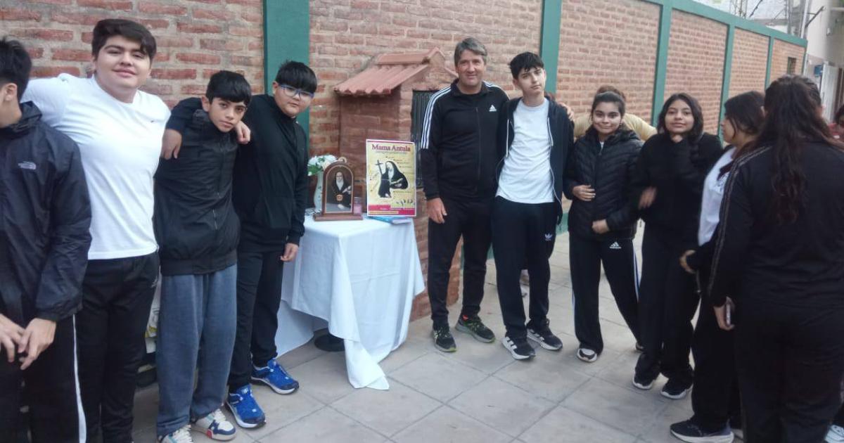 DEVOCIÓN Adolescentes y adultos mostraron respeto por la reliquia de Mama Antula que visita La Banda