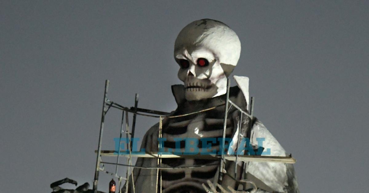 Sorpresa y revuelo en La Bajada por la aparicioacuten de una gigantesca estatua con forma de calavera