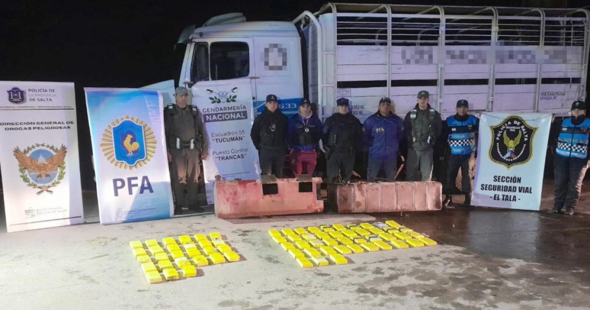 GNA detuvo a un camioacuten que viajaba escoltado por un Chevrolet Onix- escondiacutean maacutes de 70 kilos de cocaiacutena