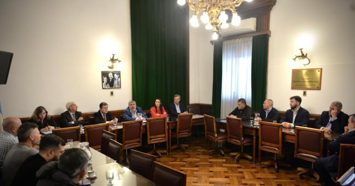 Zamora se reunioacute con representantes de la Marina Mercante y defendioacute la soberaniacutea nacional