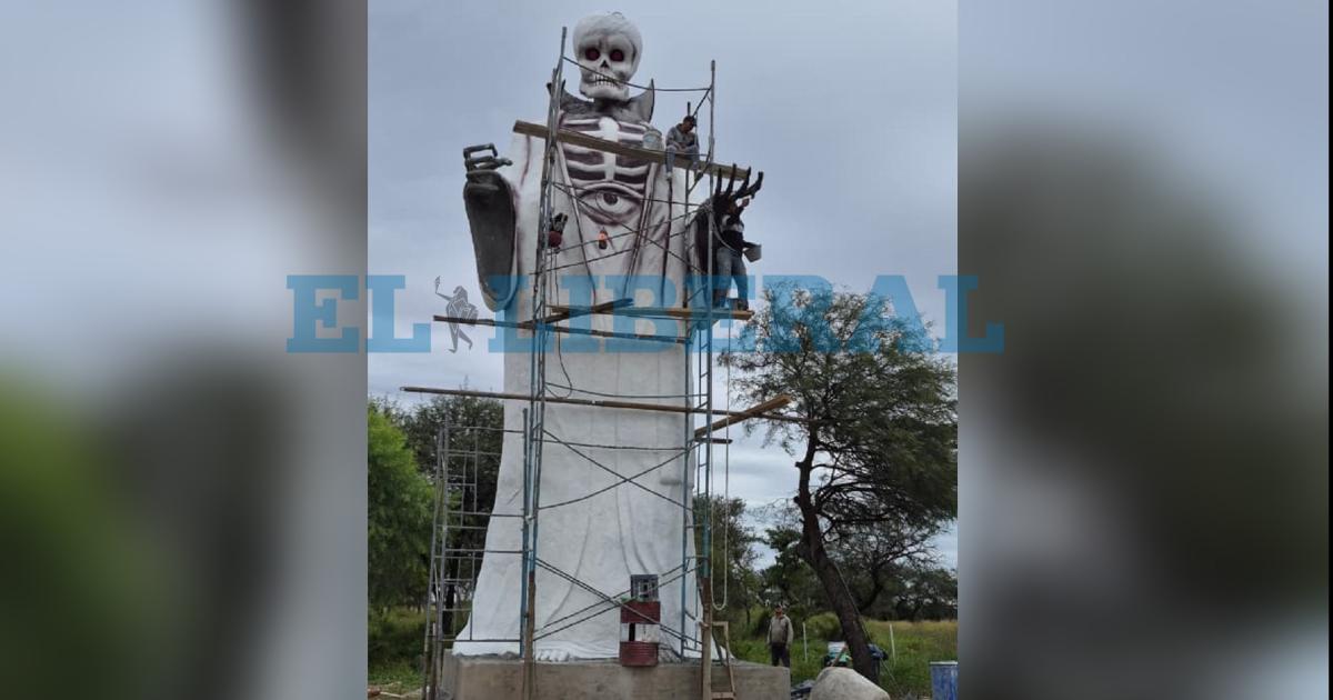 Enorme estructura de San La Muerte en Ruta 1 La Bajada - Foto- EL LIBERAL