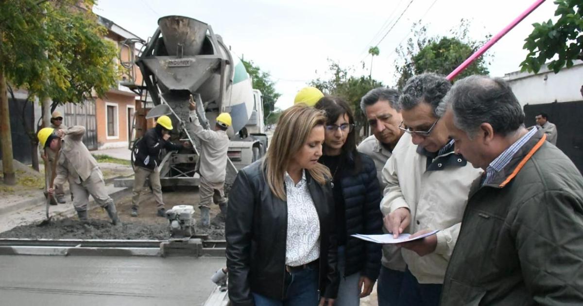  Fuentes supervisoacute la obra de 14 cuadras de pavimento en el barrio Primera Junta