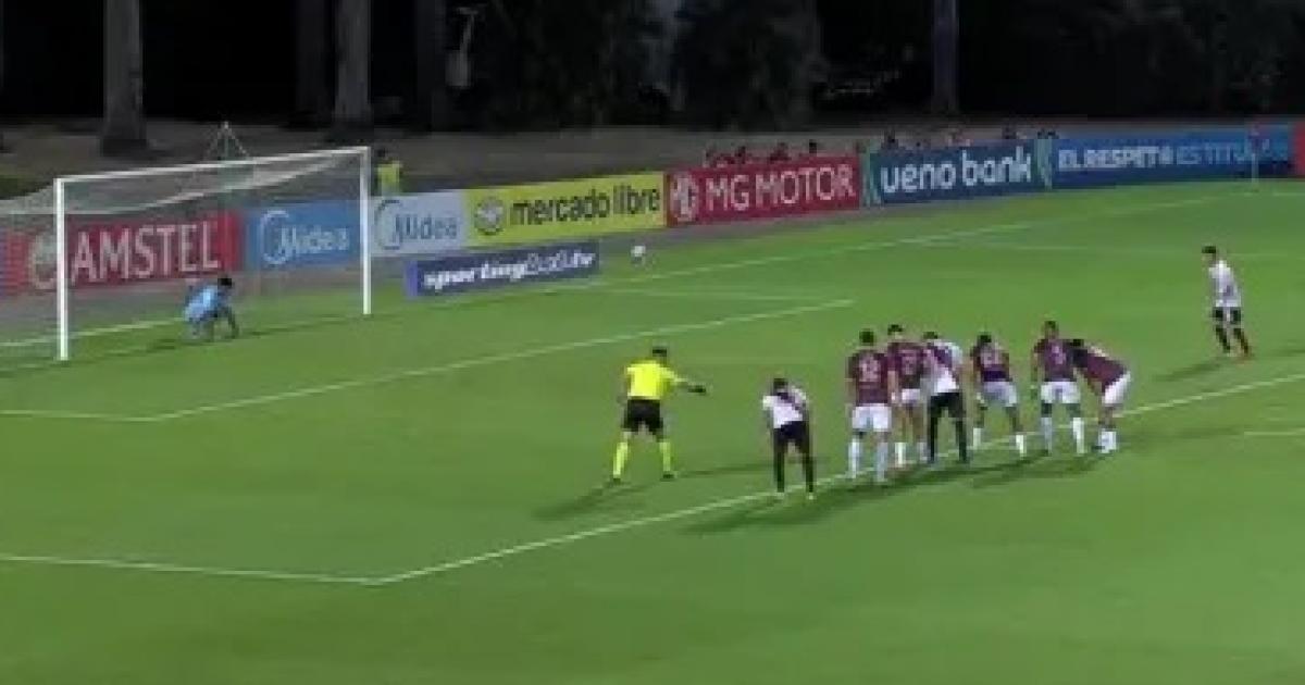 VIDEO- Bruera se hizo gigante y le tapoacute un penal a Juanfer Quintero ante River