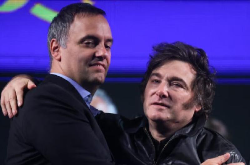Manuel Adorni y Javier Milei (Foto- Reuters  Tomas Cuesta)