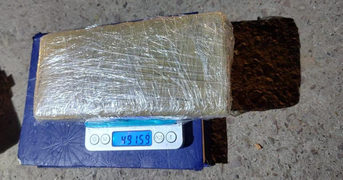 Operativo policial en Bordm Campo Contreras- demoraron a una mujer armada y con un ladrillo de droga