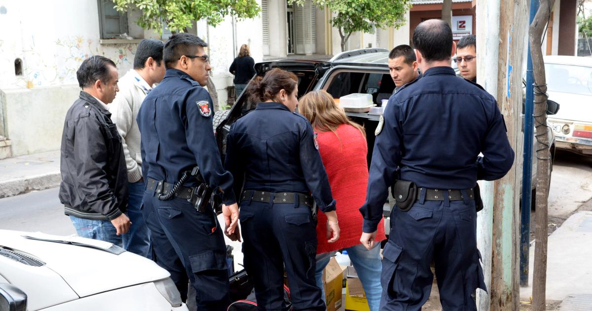 Fueron a buscarla por agredir a otra mujer y teniacutea un ladrillo de marihuana