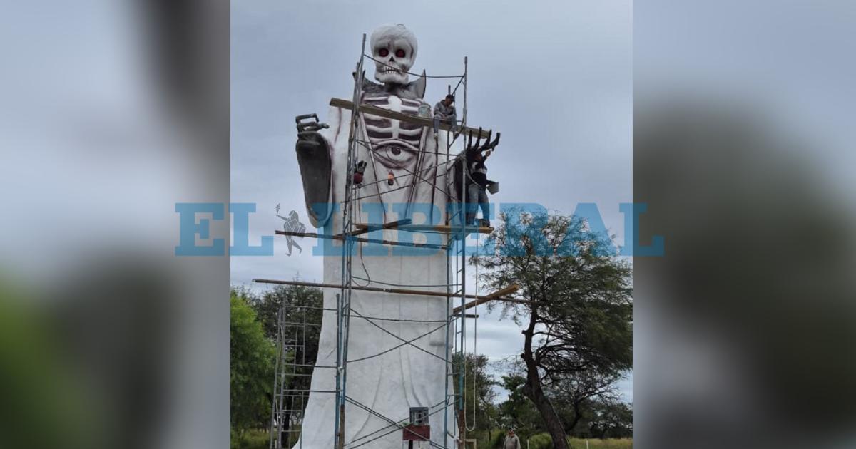 Enorme estructura de San La Muerte en Ruta 1 La Bajada - Foto- EL LIBERAL