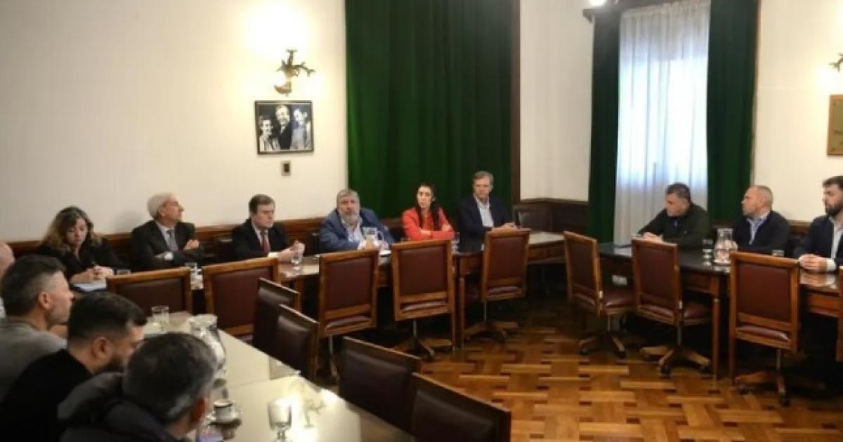 El senador Zamora se reunioacute con representantede la Marina Mercante