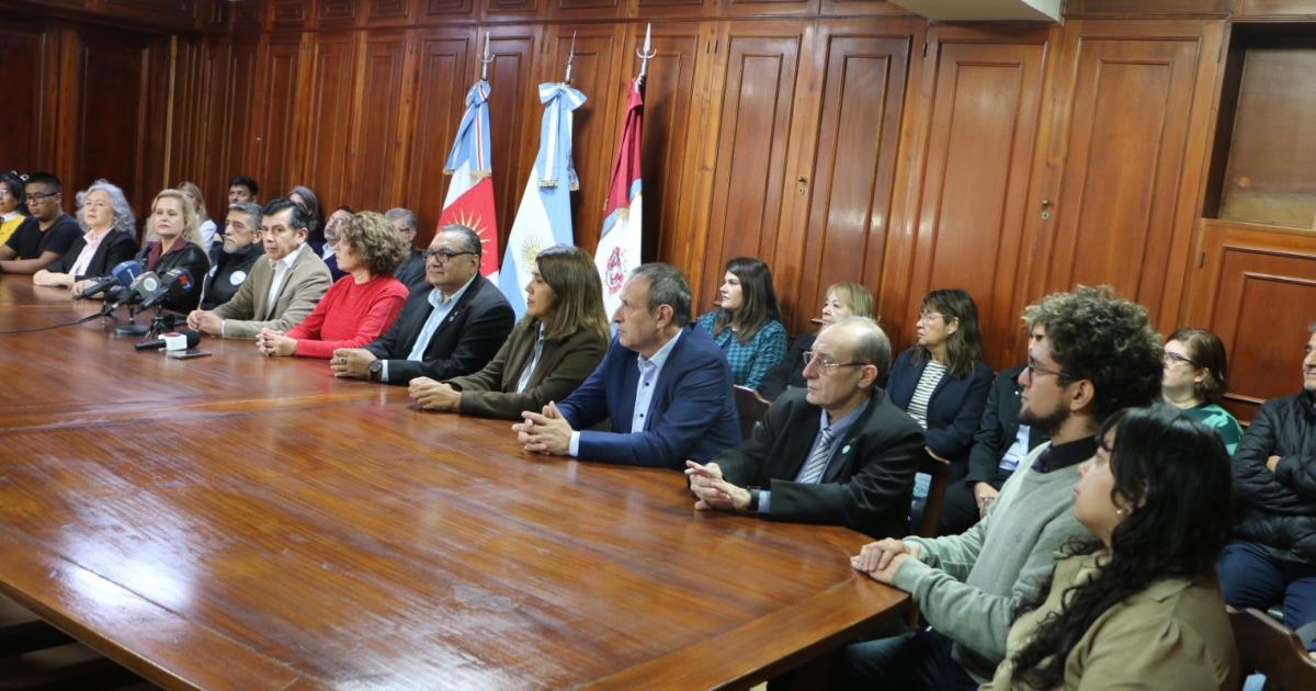 Unse- marcharaacuten en defensa de la educacioacuten puacuteblica y ciencia nacion
