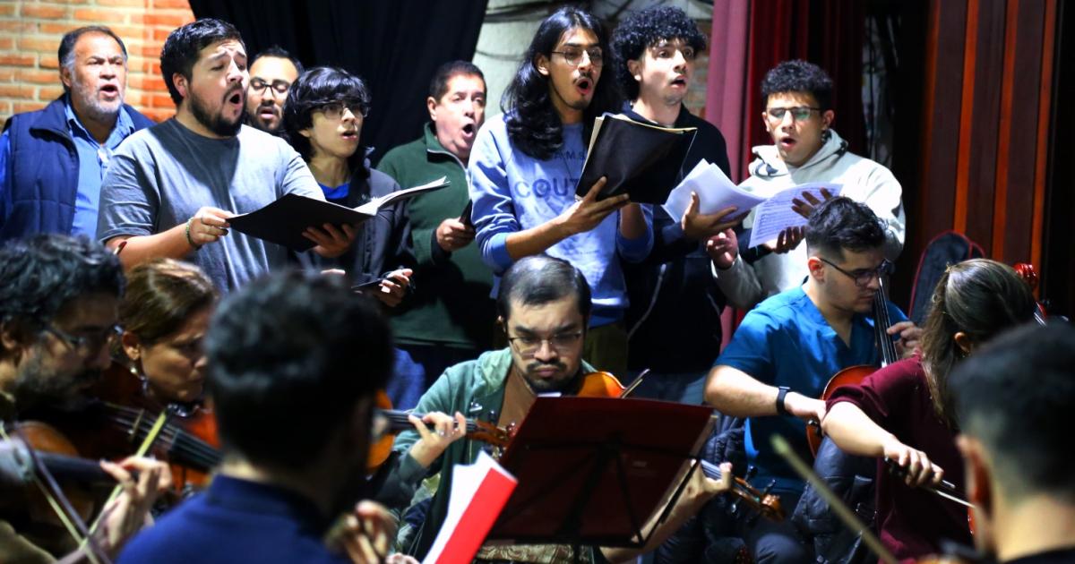 La Orquesta Estable de la UNSE y el Coro de la UCSE compartiraacuten escenario