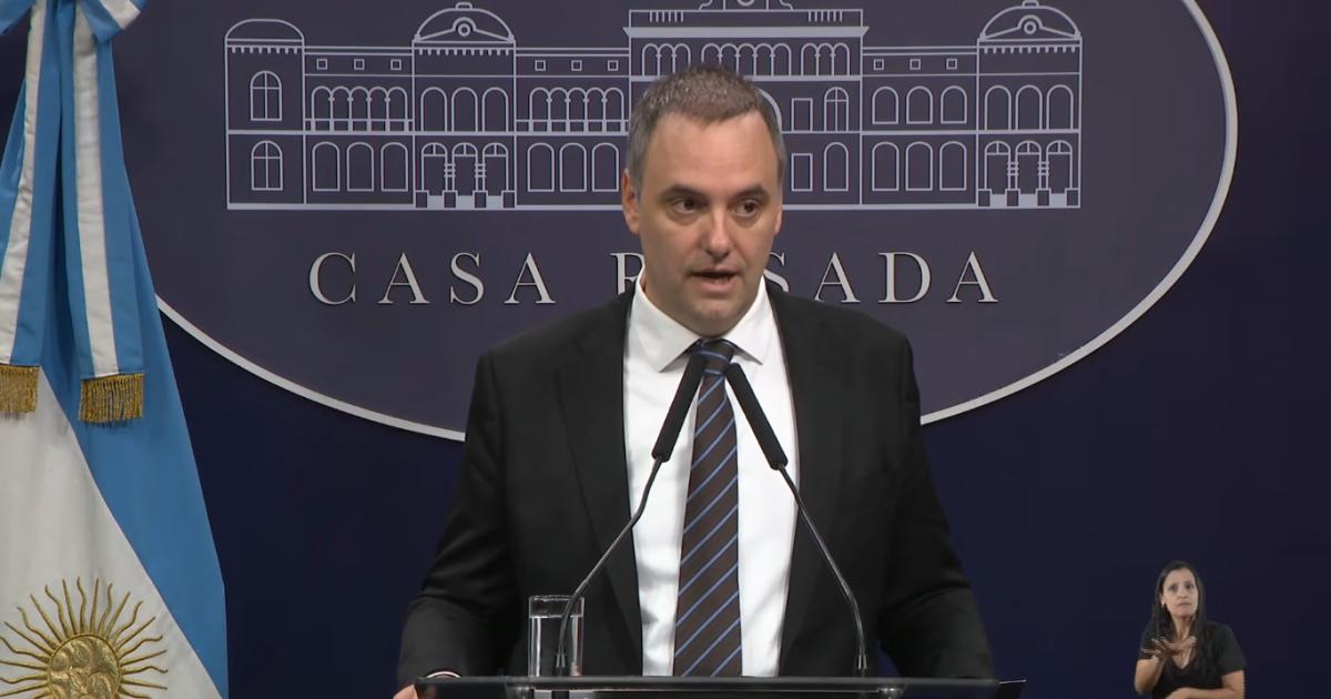 Adorni evitoacute responder preguntas incoacutemodas y cruzoacute a periodistas- No entendieron el criterio de la conferencia