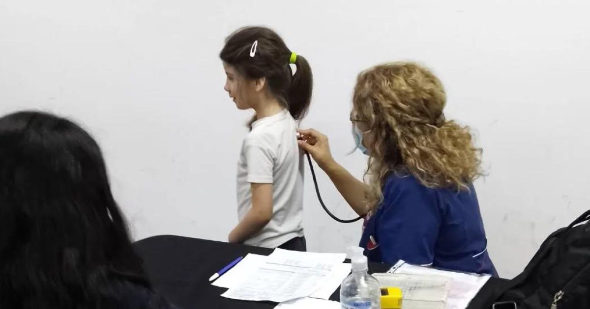 Realizan controles de salud a los alumnos de la Escuela Nicolaacutes Laprida