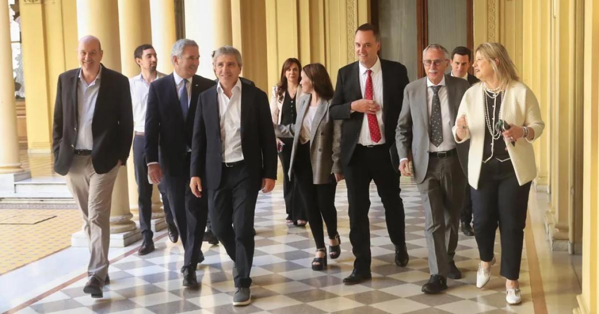 Milei volvioacute a respaldar a Adorni luego de la reunioacuten de gabinete que duroacute maacutes de 3 horas