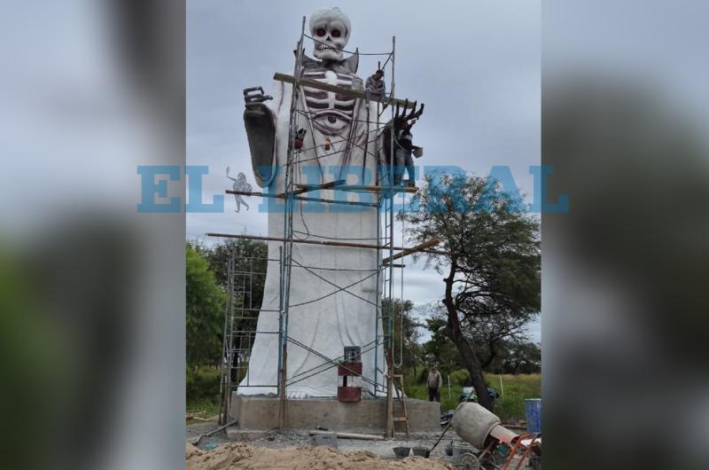 Enorme estructura de San La Muerte en Ruta 1 La Bajada - Foto- EL LIBERAL
