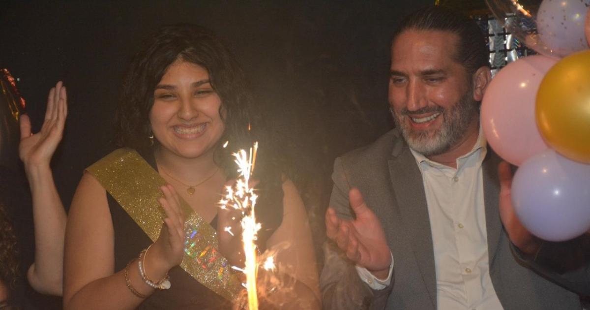 UN CUMPLEANtildeOS FELIZ PARA MARTINA STERLING