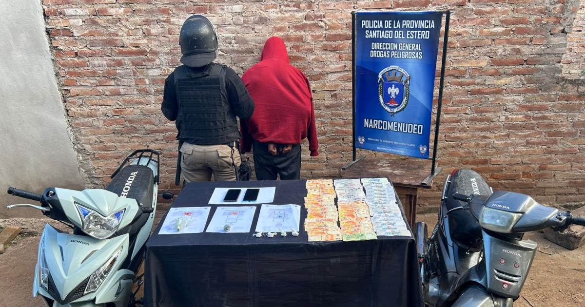 Secuestran cocaiacutena marihuana y motos durante allanamientos
