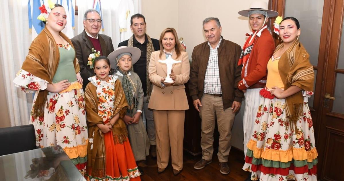 La intendente recibioacute al  ballet folcloacuterico Jorge Newbery
