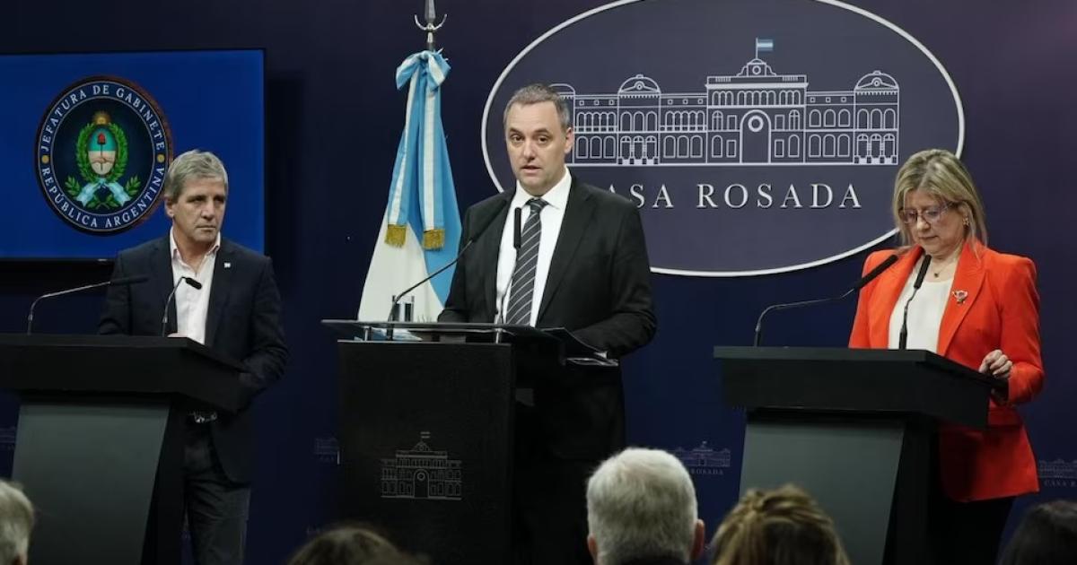 Tensioacuten durante una conferencia de prensa en la que participoacute Adorni