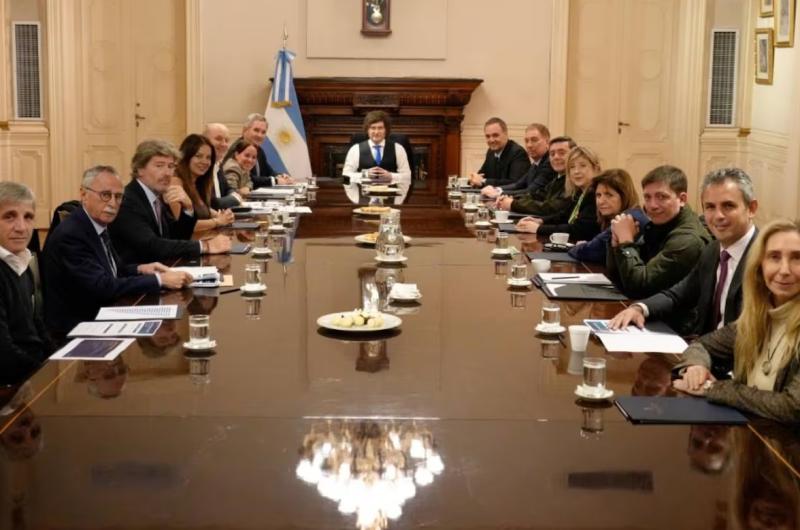 Milei respaldoacute a Adorni fijoacute nuevos recortes y cambios al Presupuesto