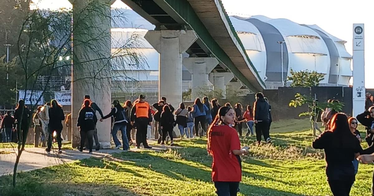 FOTOS  La previa ya se vive- comienzan a llegar los fanaacuteticos para el show de Airbag