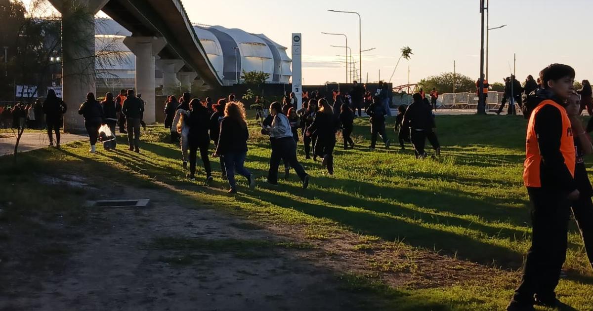 FOTOS  La previa ya se vive- comienzan a llegar los fanaacuteticos para el show de Airbag