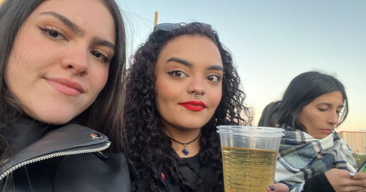 FOTOS  La previa ya se vive- comienzan a llegar los fanaacuteticos para el show de Airbag
