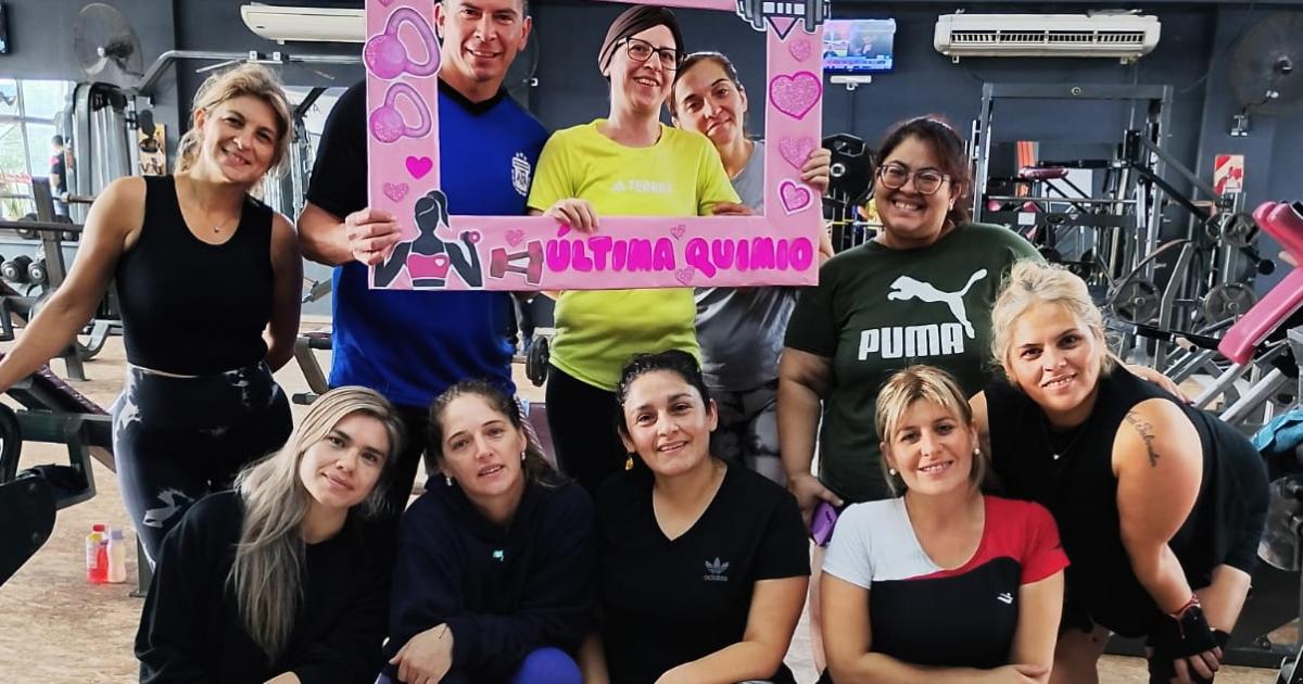 Festejoacute el fin de la quimioterapia en un gimnasio y que le ganoacute la batalla al caacutencer
