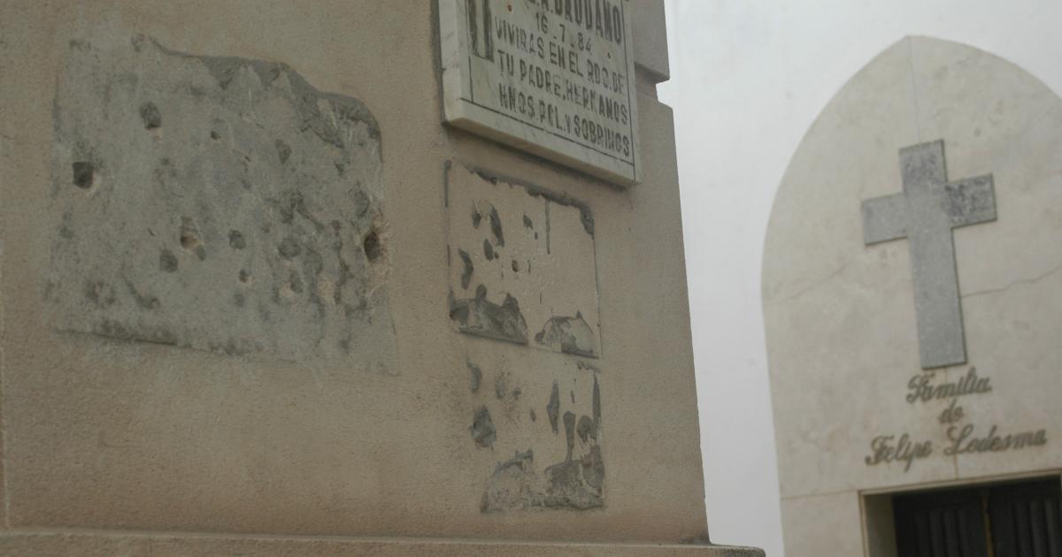 Dantildearon tumbas y robaron placas en el cementerio de Lescano