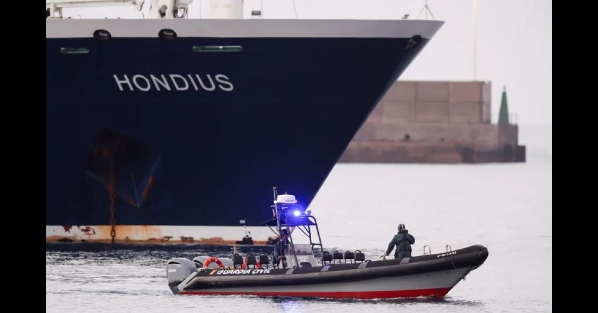 Operativo histoacuterico en Tenerife- comienza el desembarco del crucero afectado por hantavirus