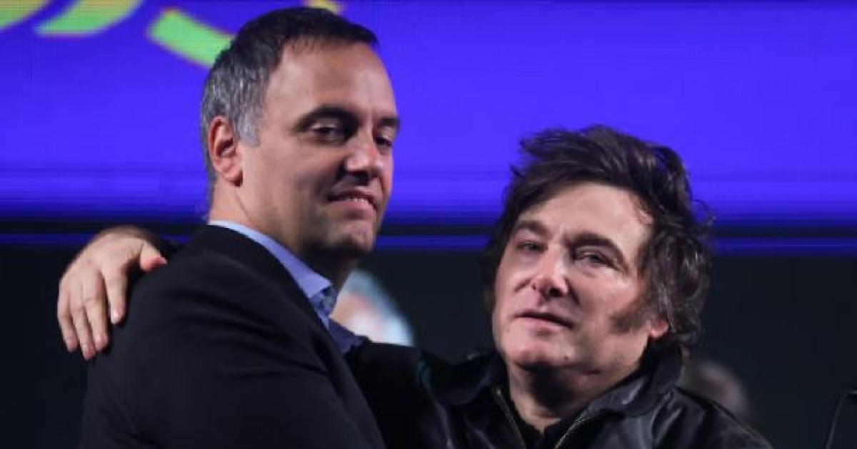 Javier Milei y Manuel Adorni (Foto- Reuters Tomas Cuesta)