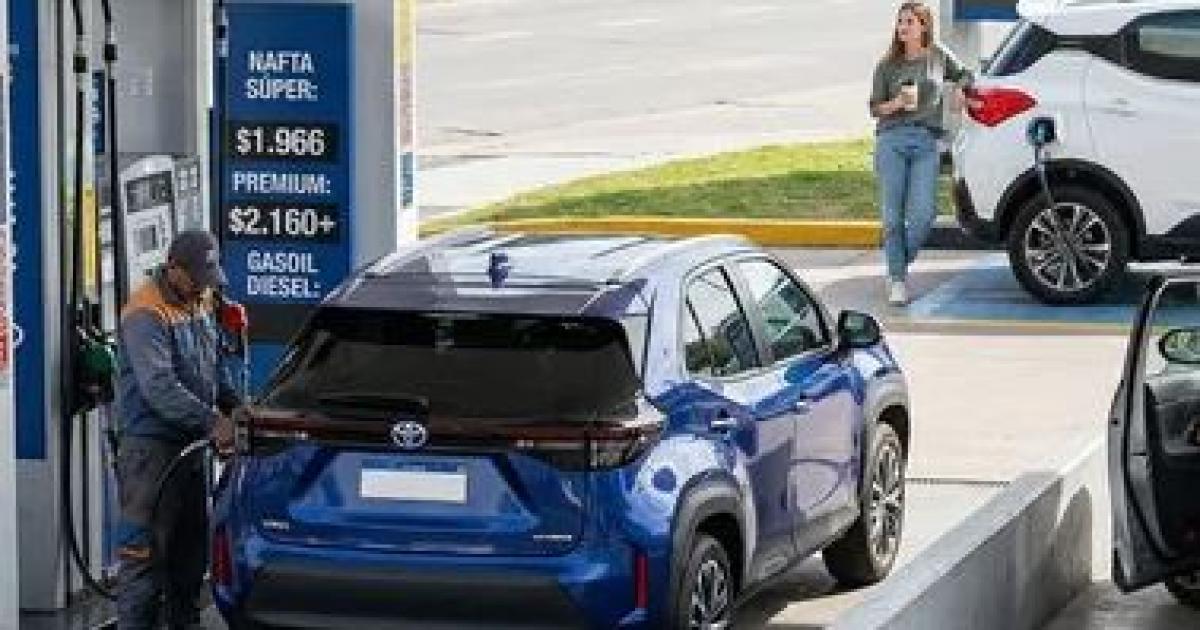 Crece la expectativa por un posible aumento de combustibles tras el fin del esquema de contencioacuten de YPF