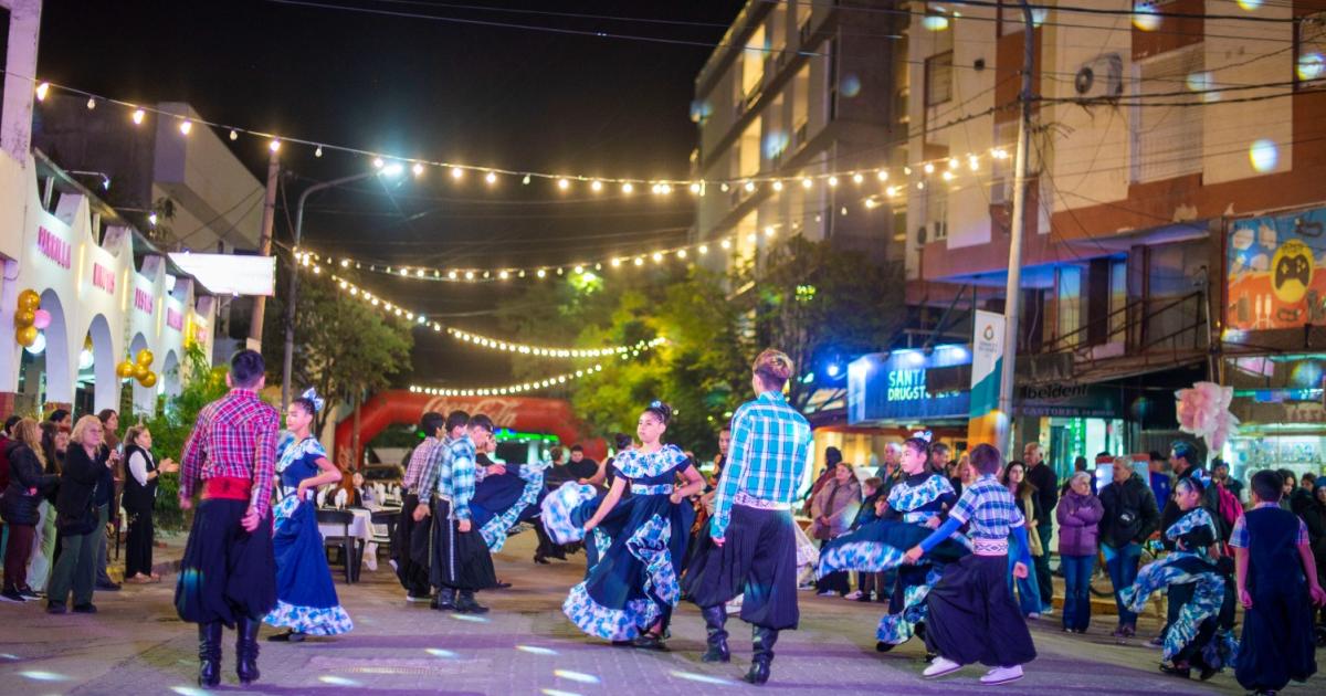 La plaza Eva Peroacuten tuvo brillo con la magia de la Plaza del Encuentro