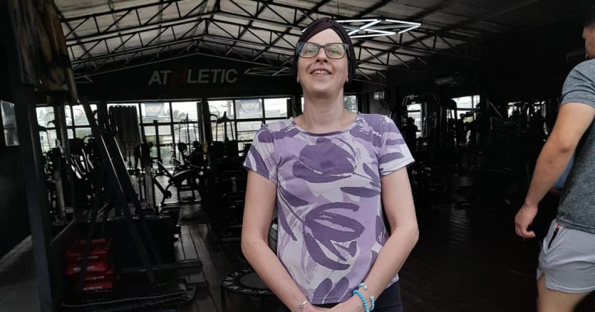Festejoacute el fin de la quimioterapia en un gimnasio y que le ganoacute la batalla al caacutencer