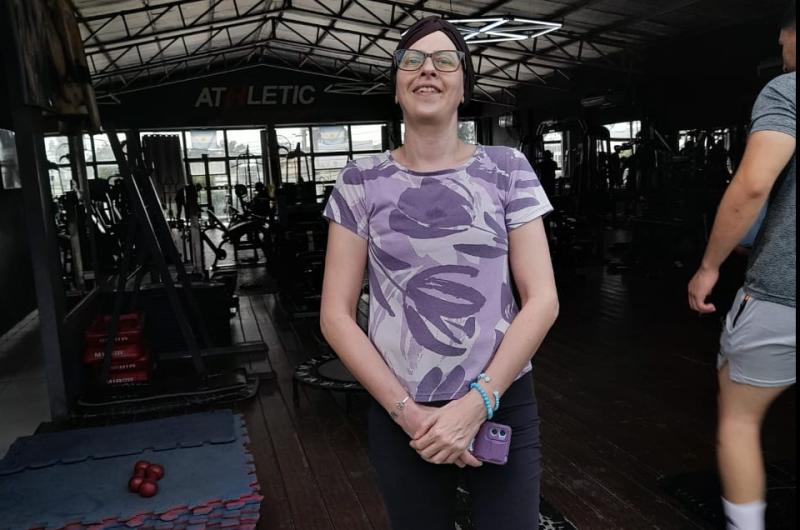 Festejoacute el fin de la quimioterapia en un gimnasio y que le ganoacute la batalla al caacutencer