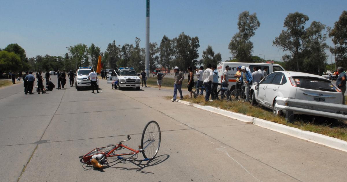 Ciclista murioacute al chocar con una moto en la que iba una familia