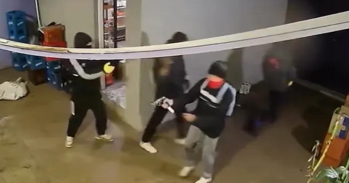 VIDEO  Salvaje entradera- delincuentes le exigieron oro y doacutelares y le abrieron la cabeza de un martillazo