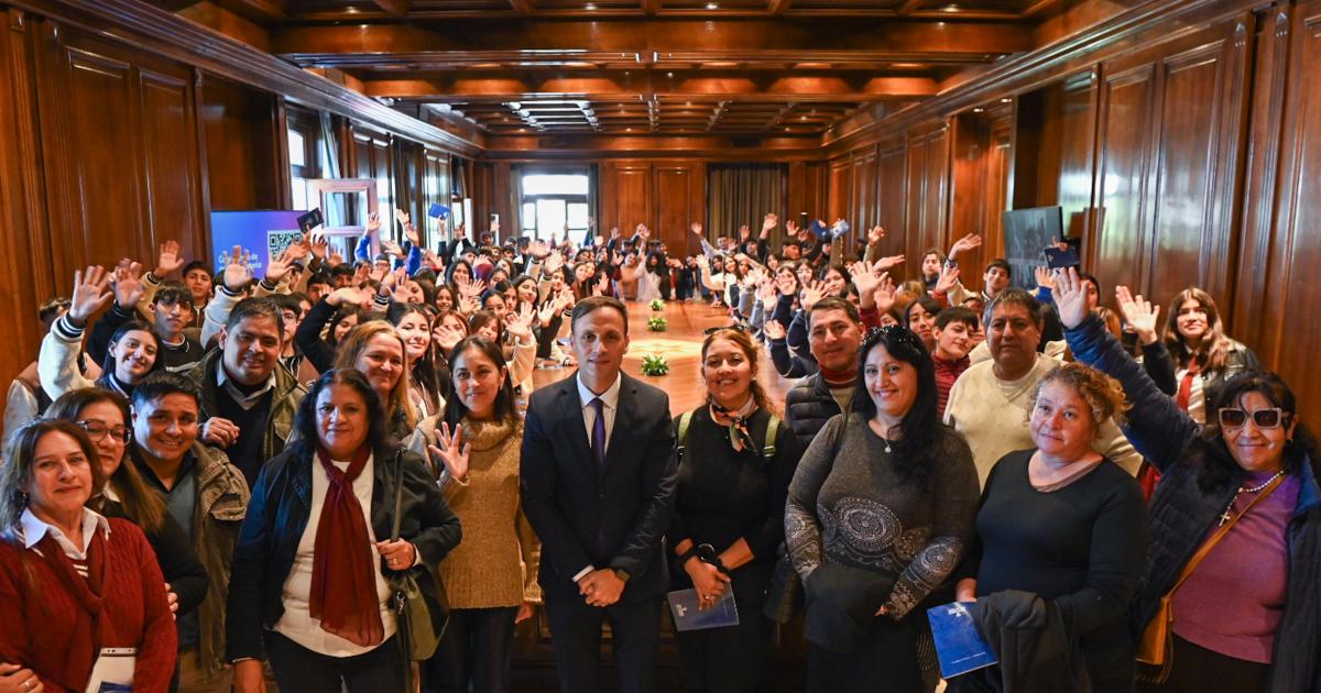 Alumnos de Avellaneda Juan Felipe Ibarra y Choya visitaron Casa de Gobierno