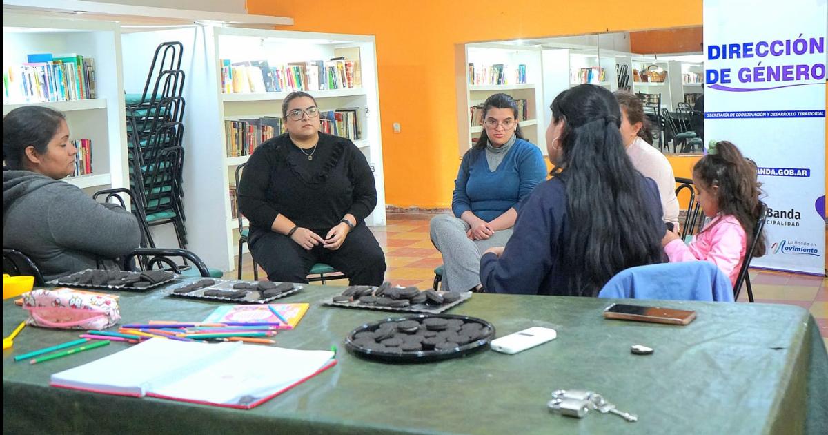 APOYO En las reuniones las participantes pueden hablar sobre sus experiencias preocupaciones y también proyectos de vida