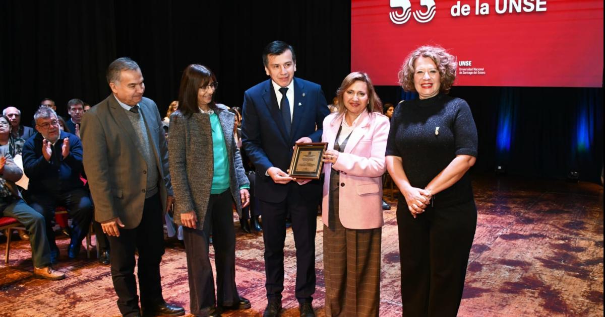 La intendente Fuentes participoacute del acto central por los 53 antildeos de la UNSE