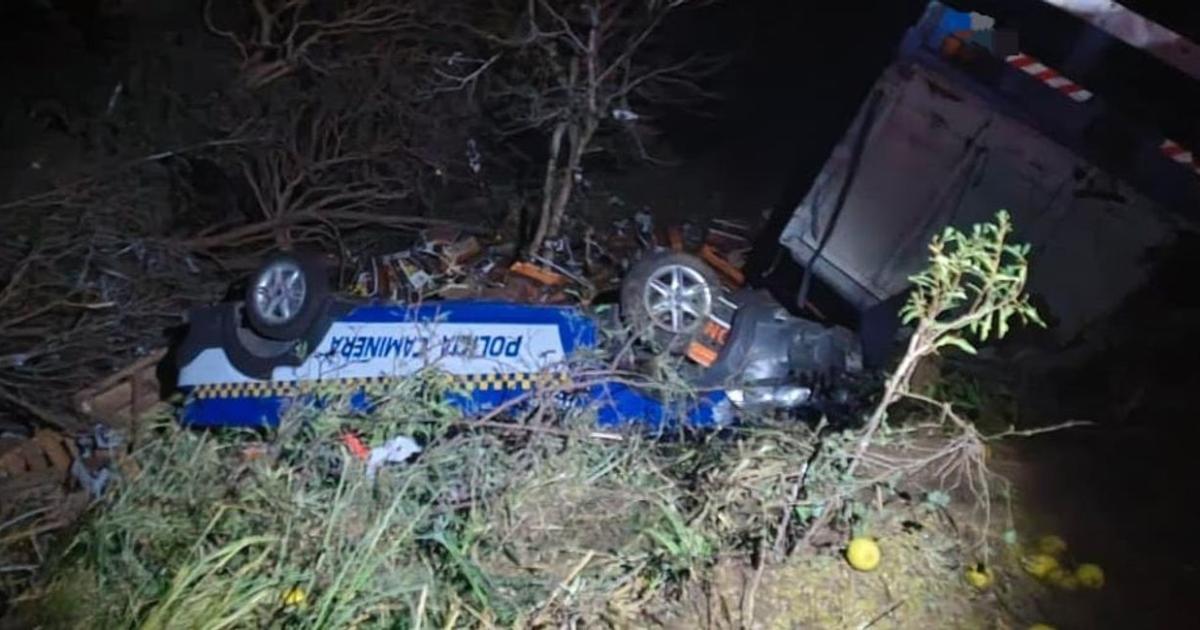Tragedia en ruta 9- un camioacuten embistioacute un control policial dejoacute una mujer muerta y 9 heridos