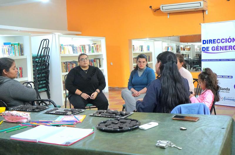APOYO En las reuniones las participantes pueden hablar sobre sus experiencias preocupaciones y también proyectos de vida
