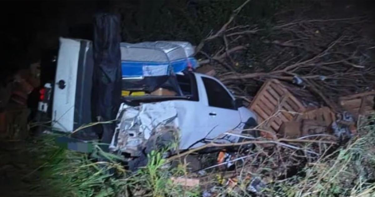 Tragedia en ruta 9- un camioacuten embistioacute un control policial dejoacute una mujer muerta y 9 heridos