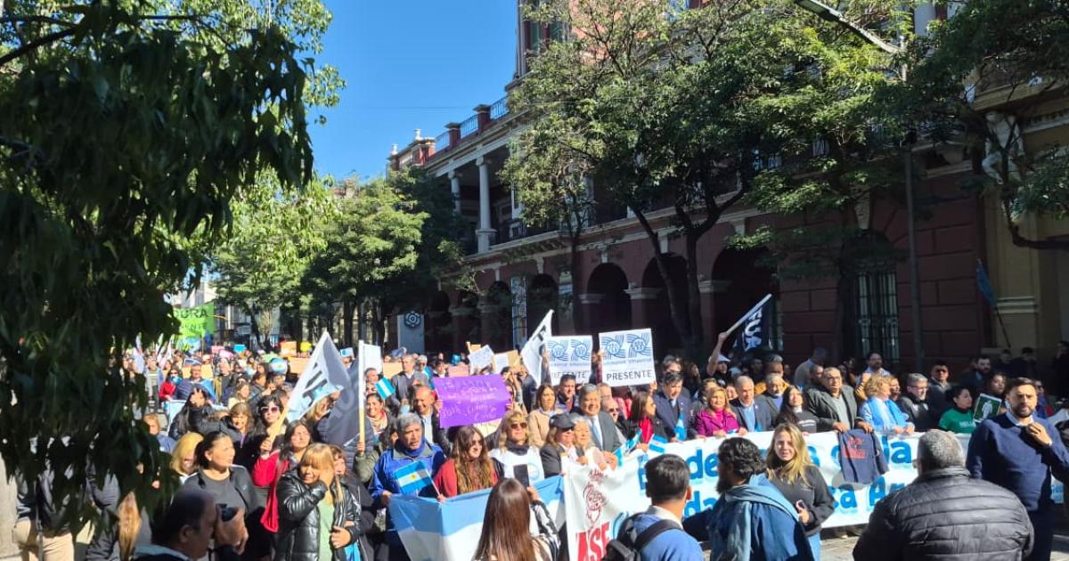 Las imaacutegenes de una jornada histoacuterica- multitudinaria marcha en defensa de la universidad puacuteblica