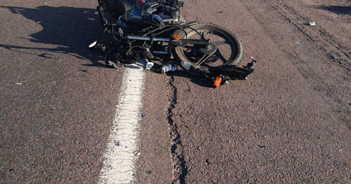Un motociclista chocoacute de atraacutes a un camioacuten y murioacute