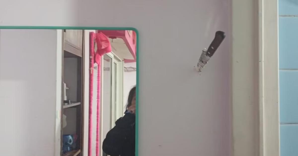 (El cuchillo quedó clavado en la pared en la entrada del baño Foto-Infobae)